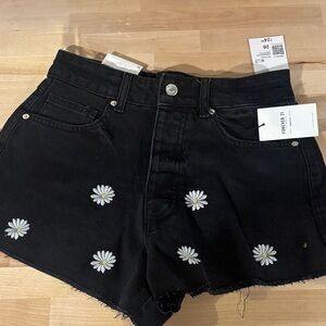 Forever 21 Black Daisy Embroidered Jean Shorts nwt
